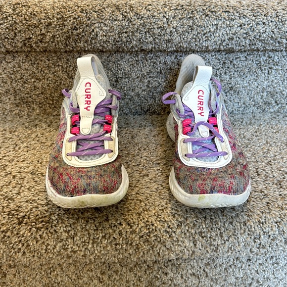 Under Armor Girl Dad Curry 9’s - Picture 2 of 4